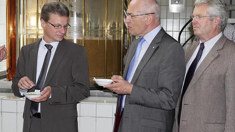 Prominente beim Hopfenpellets-Check: (von links) Staatssekretär Bernd Sibler, Bezirkstagspräsident Günther Denzler und MdL Ludwig von Lerchenfeld