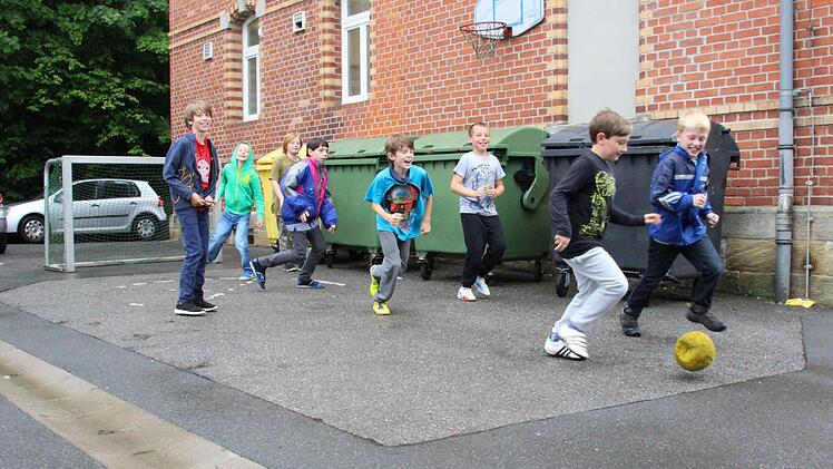 Müllcontainer auf dem Spielfeld... Fußball geht trotzdem immer - irgendwie.