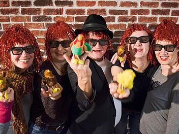 Stehen am 2. April im Rampenlicht (von links): Inge Albus, Karin Folger, Uwe Renn, Claudia Raab und Martina Welsch.  Foto: Theater Wildwuchs