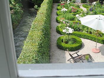 Dort unten, im schönen, vom heute in Neuses lebenden Ehepaar Rückert rekonstruierten Garten Friedrich Rückerts wird der Gärtner gefunden, mit der Schaufel erschlagen in Johannes Wilkes Rückert-Krimi. Oben in des Dichters Studierstube fehlen wertvolle Schriften. Foto: Carolin Herrmann