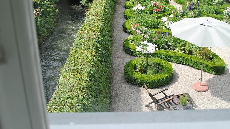 Dort unten, im schönen, vom heute in Neuses lebenden Ehepaar Rückert rekonstruierten Garten Friedrich Rückerts wird der Gärtner gefunden, mit der Schaufel erschlagen in Johannes Wilkes Rückert-Krimi. Oben in des Dichters Studierstube fehlen wertvolle Schriften. Foto: Carolin Herrmann