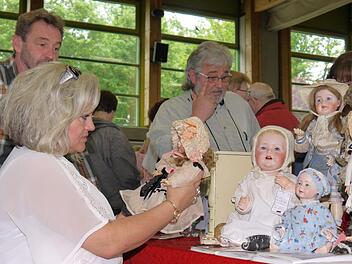 Publikumsmagnet: Die Sammlerbörse in der Frankenhalle zieht Besucher aus ganz Europa an. Diese erkunden dann aber die gesamte Region zwischen Neustadt und Sonneberg. Foto: Berthold Köhler
