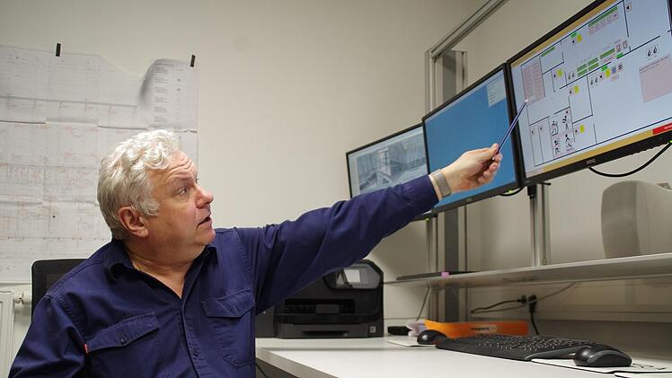 Ralf Weidenhammer im Kommandostand der Übungsanlage. Foto: Marco Meißner