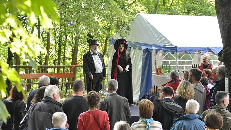 Werner Bergmann und Claudia Albrecht begrüßen stilgerecht die Gäste. Foto: Peter Klopf