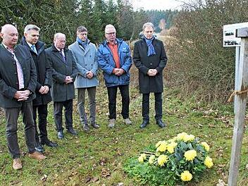 Sie gedachten des Tages der Grenzöffnung zwischen Tettau und Spechtsbrunn vor 30 Jahren und an die Menschen, die wegen ihres Drangs nach Freiheit hier sterben mussten. Von links: Der Tettauer Bürgermeister Peter Ebertsch, sein Sonneberger Kollege Heiko Voth, die Bürgermeister aus dem Föritztal und Gräfenthal, Andreas Meusel und Wolfgang Wehr sowie Landrat Klaus Löffler.  Foto: Veronika Schadeck