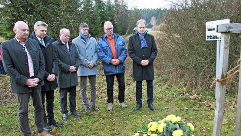 Sie gedachten des Tages der Grenzöffnung zwischen Tettau und Spechtsbrunn vor 30 Jahren und an die Menschen, die wegen ihres Drangs nach Freiheit hier sterben mussten. Von links: Der Tettauer Bürgermeister Peter Ebertsch, sein Sonneberger Kollege Heiko Voth, die Bürgermeister aus dem Föritztal und Gräfenthal, Andreas Meusel und Wolfgang Wehr sowie Landrat Klaus Löffler.  Foto: Veronika Schadeck