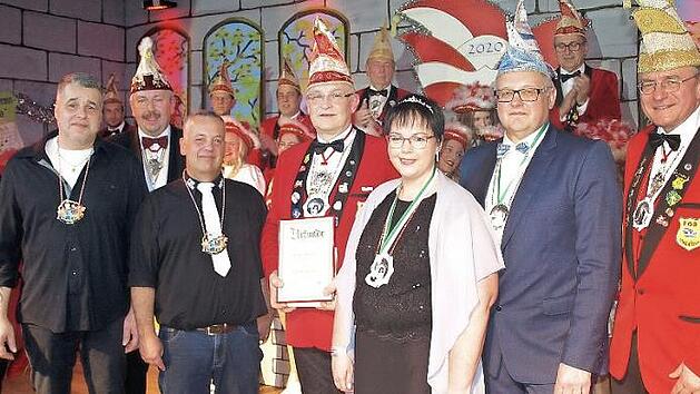 Ein stolzer Robert Unglaub (Mitte) mit seinem "Till von Franken". Uwe Simon (Zweiter von links) und Rainer Deuerling (Vierter von links ) erhielten aus der Hand von Norbert Greger (Dritter von links) den Verbandsorden des Fastnacht-Verbandes Franken. Das Prinzenpaar Frank II. und Ramona I. sowie die Pr&auml;sidenten Wieland Beierkuhnlein (rechts) und J&uuml;rgen Deuerling gratulierten. Fotos: Susanne Deuerling