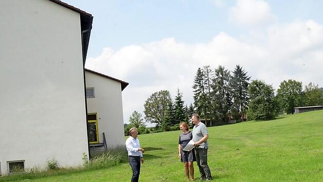 Auf diesem Grundst&uuml;ck in Burggrub soll eine kleine Siedlung von Einfamilien-, Mini- und Tinyh&auml;usern entstehen. B&uuml;rgermeister Rainer Detsch im Gespr&auml;ch mit den Investoren Marion und Alfred Lang (v. l)  Foto: K. Hofmann