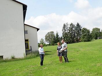 Auf diesem Grundstück in Burggrub soll eine kleine Siedlung von Einfamilien-, Mini- und Tinyhäusern entstehen. Bürgermeister Rainer Detsch im Gespräch mit den Investoren Marion und Alfred Lang (v. l)  Foto: K. Hofmann
