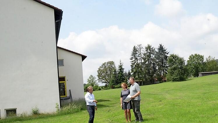 Auf diesem Grundstück in Burggrub soll eine kleine Siedlung von Einfamilien-, Mini- und Tinyhäusern entstehen. Bürgermeister Rainer Detsch im Gespräch mit den Investoren Marion und Alfred Lang (v. l)  Foto: K. Hofmann