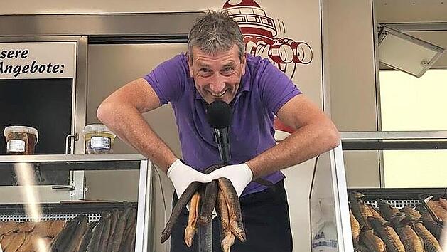 Aal-Hinnerk wird auch in Lichtenfels seine ger&auml;ucherten Fische an den Mann und die Frau bringen.