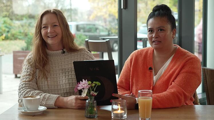 Anna (l.) und Pauline sind von den Socken: Bei Bea gibt es Pasta aus dem Parmesanlaib!