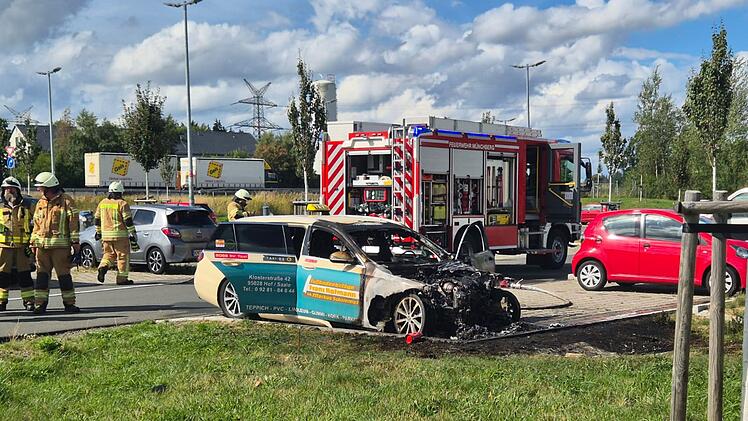 M&uuml;nchberg: Taxi geht auf Parkplatz in Flammen auf - Rauch auf A9