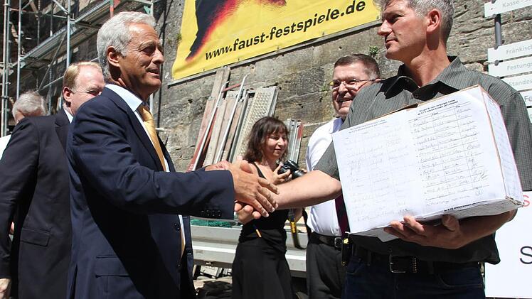 Zweiter Bürgermeister Christian Schulz (rechts) aus Steinbach am Wald überreichte dem Minister die Unterschriften.