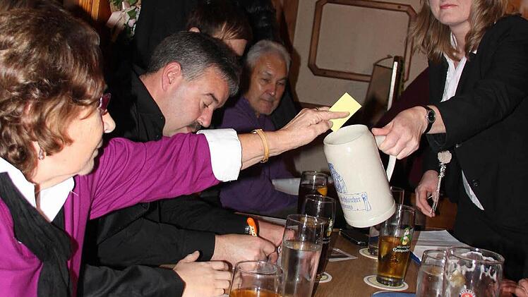 Mit einem Maßkrug sammelte Sandra Schramm die Stimmzettel ein.