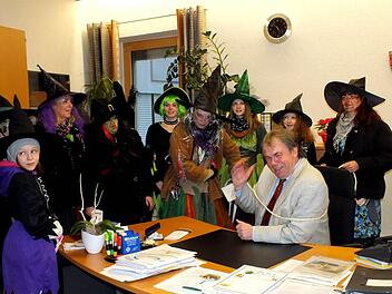 Von den Hexen und Xanthippen in seinem Amtszimmer gefangen genommen und gefesselt vor das wartende Volk geführt wurde der Sander Bürgermeister Bernhard Ruß. Foto: Alfons Beuerlein