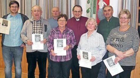 Die geehrten Mitarbeiter der Kirchengemeinden Weißenbrunn und Hummendorf mit (von links): Sebastian Küpferling (für seine Mutter Sandra Schäfer-Küpferling), Dieter Wolf, Herbert Spindler, Regina Hauck, Pfarrer Christoph Teille, Edeltraud Keller, Heinz Roth und Rosel Wagner  Foto: Susanne Knauer-Marx