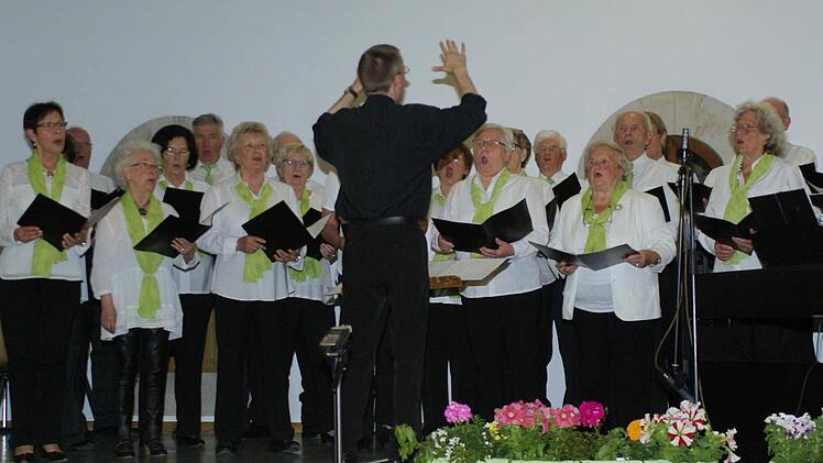Nikolaus Metz ist neuer Chorleiter der MGV Chorgemeinschaft Hammelburg, die er seit Jahresbeginn musikalisch führt. Fotos: Winfried Ehling
