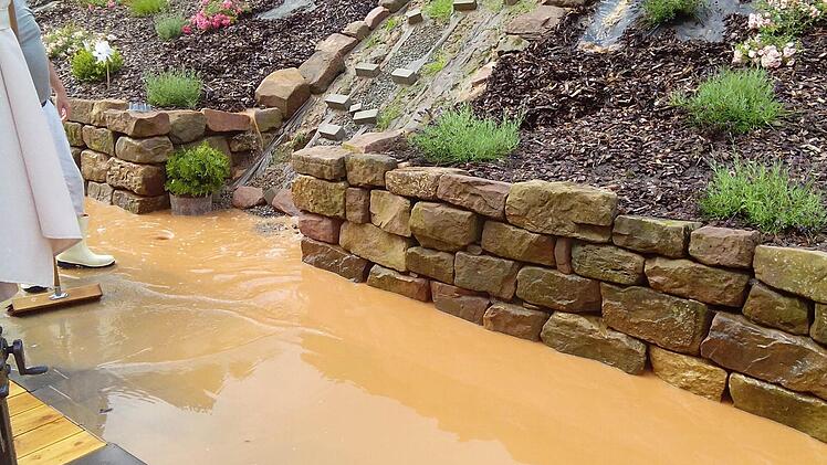In Zahlbach kam am Mittwoch das Wasser aus den Feldern. Foto: Sebastian Metz