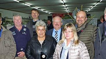 Ehrengäste und Pokalgewinner (von links): Ausstellungsleiter Arnd Gratzke, Alfred Gehring, Kreisvorsitzender Klaus Ruppert, Ramona Lang, Landratsstellvertreter Bernd Steger, Stefanie Zieger, Dritter Bürgermeister Jörg Roth sowie Horst Roth