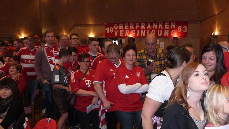 Die Fans standen f&uuml;r eien Autogramm Schlange. Foto: Werner Rei&szlig;aus