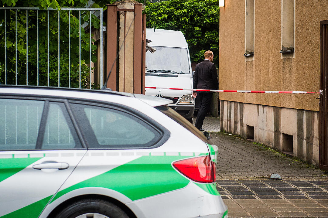 Erneuter Prostituiertenmord in Nürnberg: Leiche in Modellwohnung gefunden
Polizei geht von einem Tötungsdelikt aus – Details zu den Todesumständen noch unklar – Spurensicherung noch bei der Arbeit