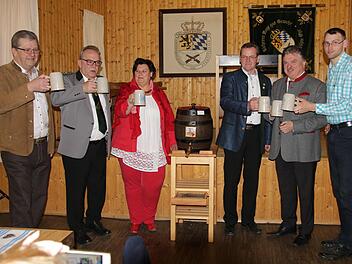 O'zapft is zum 28. Starkbierfest der Königlich privilegierten Schützengesellschaft Stadtsteinach. Von links: Zweiter Bürgermeister Franz Schrepfer, Schützenmeister Reinhard Kraus, AndreaSchübel-Münch, Braumeister Jürgen Münch, Landrat Klaus Peter Söllner und Schübel-Juniorchef Mario Münch. Foto: Klaus Klaschka