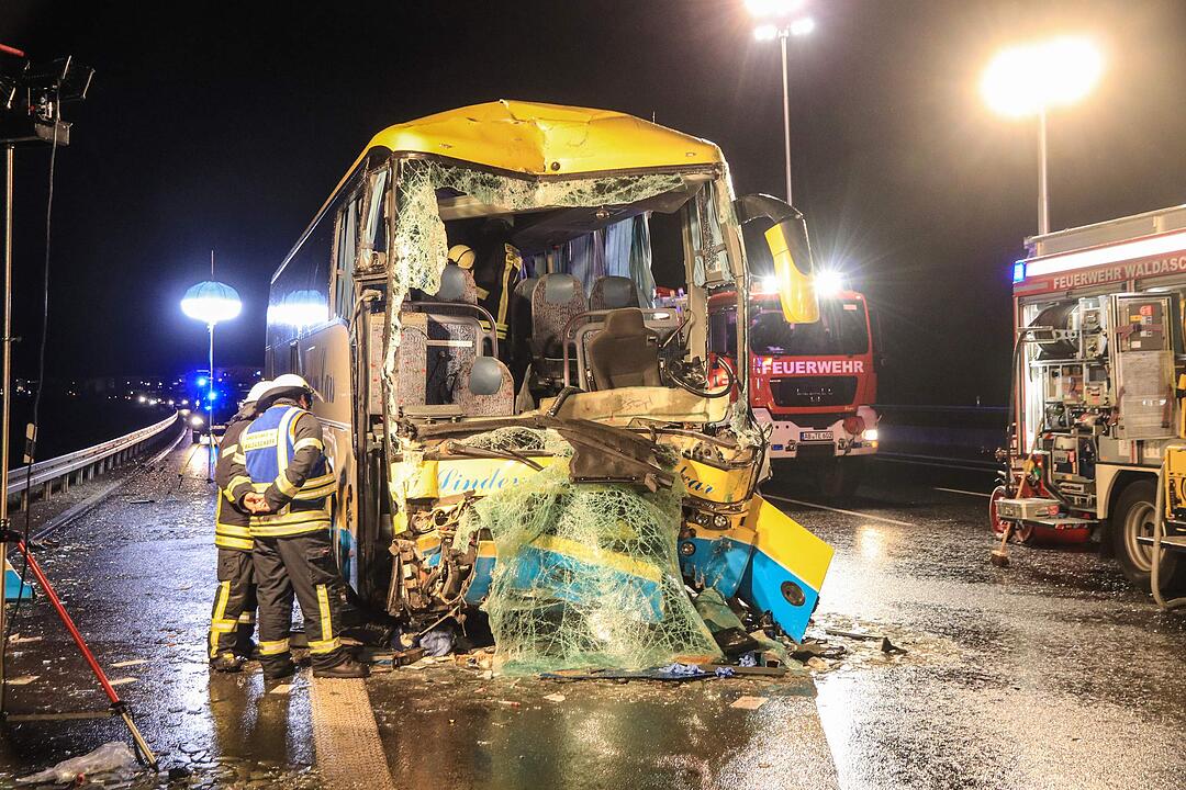 Schweres Busunglück auf A3 in Unterfranken: 18 Verletzte - ein Toter