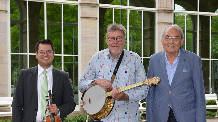 Burghard Toelke (Orchesterleitung, von links), Bernd Otto, Prof. und Dr. Kurt Rieder (Vorsitzender Förderverein Bad Kissinger Kurorchester e.V.) Björn Hein