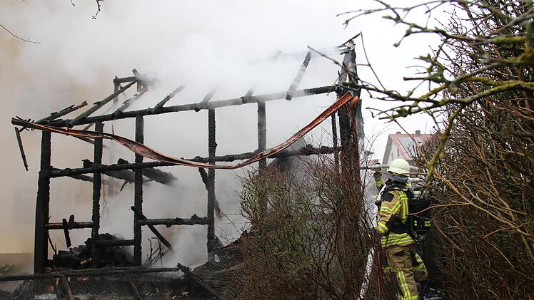 In Weidhausen bei Coburg ist am Montag ein Nebengebäude komplett abgebrannt. Foto: Michael Stelzner