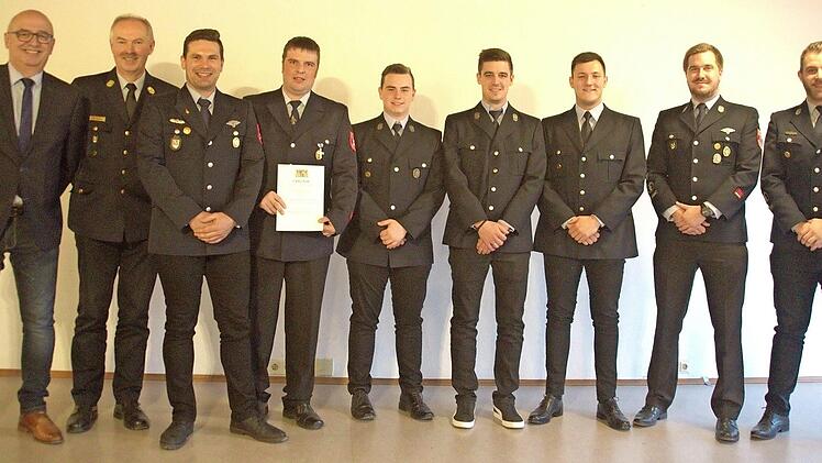 Nicola Schoppel, Dominik Wahle und Niklas Brasch wurden zum Feuerwehrmann ernannt, Roland Fischer für 25 Jahre aktiven Dienst ausgezeichnet und Daniel Menzel zum Hauptfeuerwehrmann befördert. Das freute auch (von rechts) KBI Reinhard Hartung und Zweiten Bürgermeister Wolfgang Pfister. Foto: Bettina Knauth