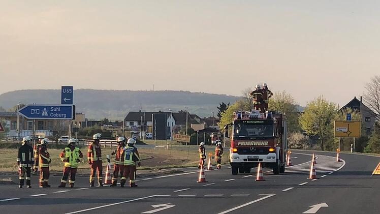 Autobahn, Bundesstraße und Bahnstrecke mussten am Mittwochabend für die Sprengung einer Panzergranate gesperrt werden. Foto: NEWS5 / Merzbach