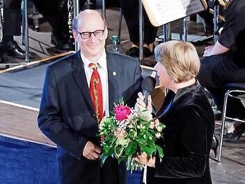 Kreisvorsitzende Angelika Becher (rechts) würdigte die Arbeit von Josef Gentil, der zum Ehrendirigent ernannt wurde. Foto: Helmut Schmitt