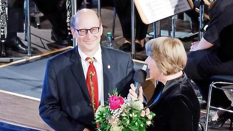 Kreisvorsitzende Angelika Becher (rechts) würdigte die Arbeit von Josef Gentil, der zum Ehrendirigent ernannt wurde. Foto: Helmut Schmitt