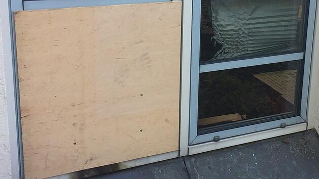 Die T&auml;ter verschafften sich durch ein Fenster das sie zerst&ouml;rten Zugang zum Keller des Landratsamtes. Foto: Oliver Schmidt