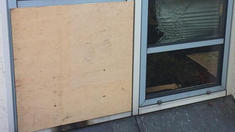 Die Täter verschafften sich durch ein Fenster das sie zerstörten Zugang zum Keller des Landratsamtes. Foto: Oliver Schmidt