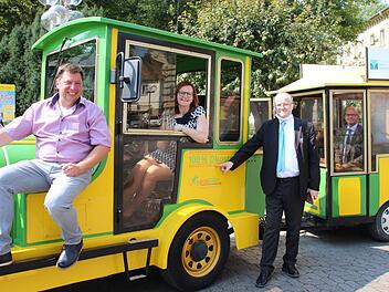 Unser Bild zeigt (von links nach rechts): Bahnbetreiber Oliver Wolters, Kurdirektorin der Staatsbad GmbH Sylvie Thormann, Geschäftsführer der Stadtwerke Manfred Zimmer und Oberbürgermeister Dirk Vogel (SPD). Foto: Charlotte Wittnebel-Schmitz