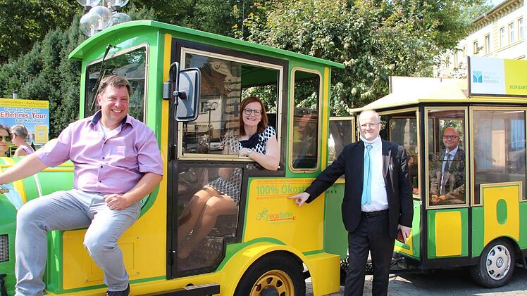 Unser Bild zeigt (von links nach rechts): Bahnbetreiber Oliver Wolters, Kurdirektorin der Staatsbad GmbH Sylvie Thormann, Geschäftsführer der Stadtwerke Manfred Zimmer und Oberbürgermeister Dirk Vogel (SPD). Foto: Charlotte Wittnebel-Schmitz