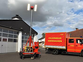 In 500 Arbeitsstunden wurde der Lichtmastanhänger generalüberholt und kann nun zum Einsatz kommen.