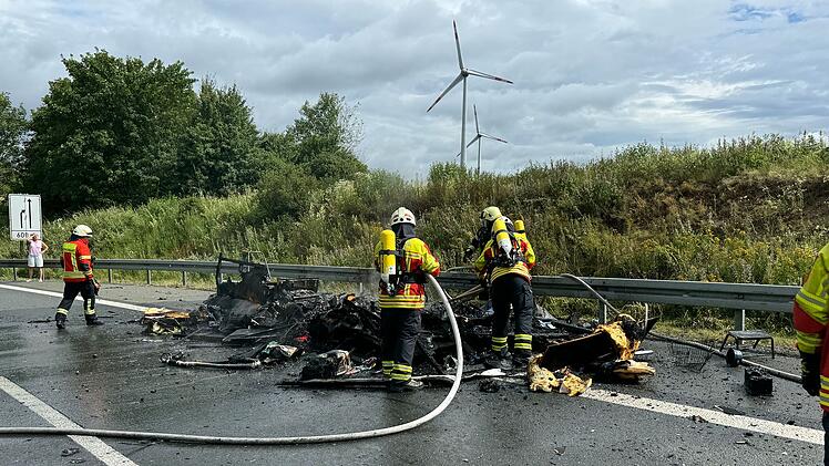 Gasflasche explodiert: Wohnanhänger auf A93 komplett niedergebrannt