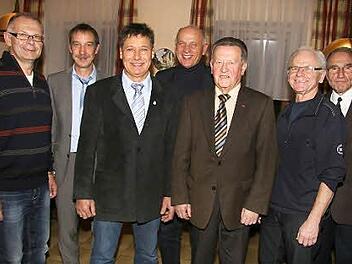 Die   Gründungsmitglieder  wurden   geehrt: (von  links) Werner Weber, Michael Kraus, Gerhard Wehner, Hermann Anselstetter,  Ehrenmitglied Fred Popp, Hermann Röder sowie Georg Hirsch vom Bayerischen Landessport-Verband, der die Auszeichnungen für den BLSV vornahm.