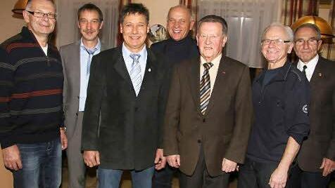 Die   Gründungsmitglieder  wurden   geehrt: (von  links) Werner Weber, Michael Kraus, Gerhard Wehner, Hermann Anselstetter,  Ehrenmitglied Fred Popp, Hermann Röder sowie Georg Hirsch vom Bayerischen Landessport-Verband, der die Auszeichnungen für den BLSV vornahm.