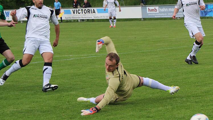 Abtswinds Keeper Irnes Husic hat beim 0:1 durch den Karlburger Dominik Hammer keine Chance. Doch in der zweiten Hälfte erzielte der TSV Abtswind selbst drei Treffer und gewann das Heimspiel der Landesliga Nordwest. Foto: Thomas