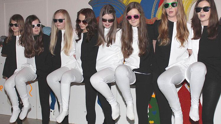 Alisa Ringer, Annika Wich, Julia Fuchs, Eleni Geus, Chiara Bauer, Anna-Lena Schneider, Christina Schneider und Julia Wober von den Ministranten bei ihrem "Schwarz-Weiß"-Tanz.