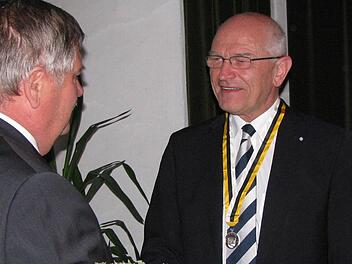 Landrat Günther Denzler (rechts) bei der Ehrung durch Bürgermeister Max-Dieter Schneider. Foto: Hanslok