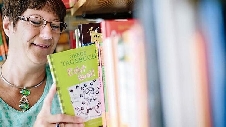 Das Buch, das Elisabeth Broszat hier gerade verräumt, ist einer der wenigen Ausleih-Hits in der Eltmanner Pfarrbibliothek.  Foto: Hendrik Steffens