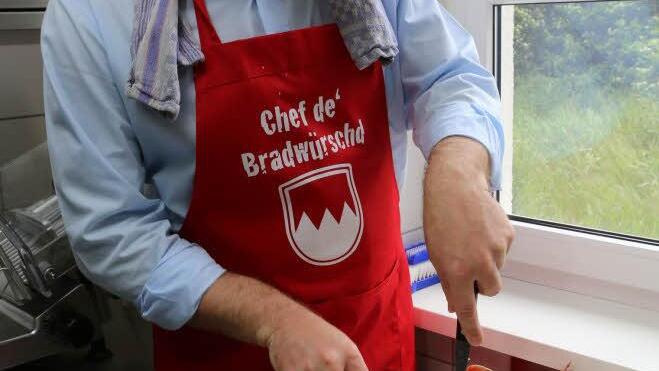 Der Bratwurst-Meister und Metzger-Sohn beim Schneiden der Lende.Foto: Barbara Herbst