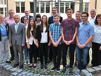 Regierungsdirektor Thomas Albert hieß die neuen Auszubildenden am Landratsamt Haßberge am gestrigen Dienstag willkommen. Unser Bild zeigt (vorne von links) Annelie Ebert (Biz), Thomas Albert, die Auszubildenden Jana Mauder, Tanja Silge, Anna Wengel, Tobias Horcher, Daniel Schlegelmilch und Jonathan Seeber sowie die Ausbildungsleiterin Angelika Berthold. In der hinteren Reihe (von links) Andreas Hoh (Leiter IT), den Geschäftsleiter Horst Hofmann, die Jugend- und Auszubildendenvertreterin Marin...