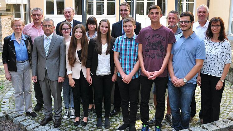 Regierungsdirektor Thomas Albert hieß die neuen Auszubildenden am Landratsamt Haßberge am gestrigen Dienstag willkommen. Unser Bild zeigt (vorne von links) Annelie Ebert (Biz), Thomas Albert, die Auszubildenden Jana Mauder, Tanja Silge, Anna Wengel, Tobias Horcher, Daniel Schlegelmilch und Jonathan Seeber sowie die Ausbildungsleiterin Angelika Berthold. In der hinteren Reihe (von links) Andreas Hoh (Leiter IT), den Geschäftsleiter Horst Hofmann, die Jugend- und Auszubildendenvertreterin Marin...