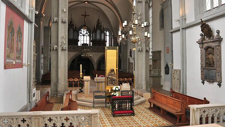 Eine Kirche ist ein Raum für Gottesdienste, in denen man Gott begegnen, Gemeinschaft teilen und wichtige Impulse für das Leben erhalten kann. Darüber hinaus kann man dort auch Stille und Ruhe genießen und sich selbst begegnen. Solche Angebote sollen verstärkt in der Ritterkapelle (im Bild) angeboten werden.